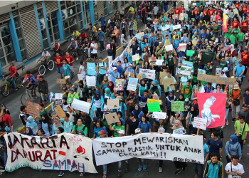 PLASTIC MONSTER APPEARS AND THREATENS THE EARTH