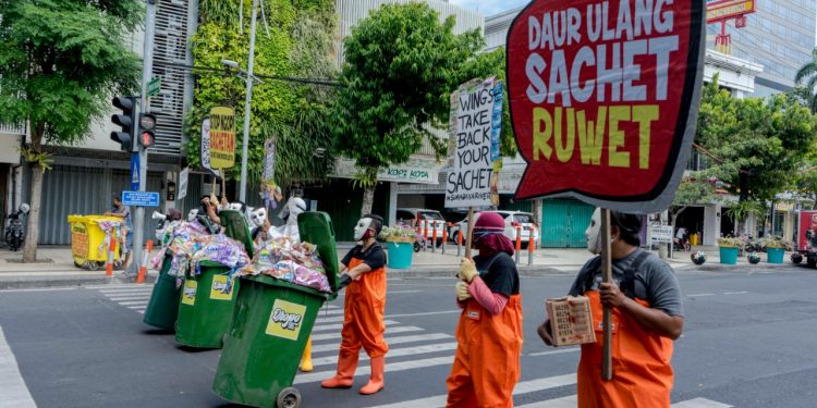 Bahaya Dioksin dan Pencemaran Laut dari Sampah Plastik Sachet