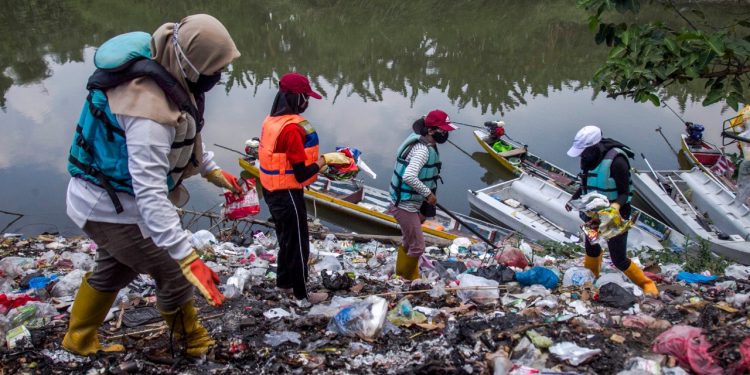 Webinar Ecoton, Ulas Masalah dan Solusi Pencemaran Sampah Plastik