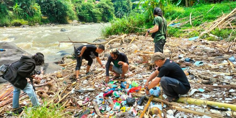 Pencemaran dan Polusi Mikroplastik Percepat Kepunahan Ikan di Sungai Besar Jawa Barat