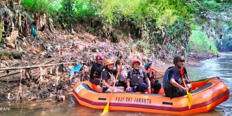 1332 Pohon Plastik dan Timbulan Sampah Liar Tebar Pencemaran Mikroplastik Ciliwung