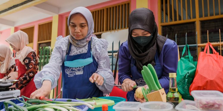 GIDKP dan Muhammadiyah Gandeng Ibu-Ibu untuk Belanja Serta Memasak Tanpa Plastik Sekali Pakai di Pasar Tebet Barat