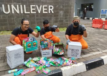 Datangi PT UNILEVER, Tim Ekspedisi Sungai Nusantara Beri Kado Sampah Sachet dari Pantai di Indonesia Timur