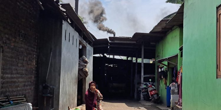 Penggunaan Plastik Skrap untuk Bahan Bakar di Pabrik Tahu Tropodo Masih Eksis, Mengapa?
