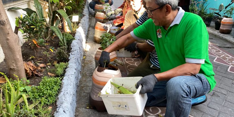 Peringatan Hari Lingkungan Hidup Sedunia, Kampung SIBA KLASIK dan DLH Gresik ikuti Compos Day Bersama KLHK