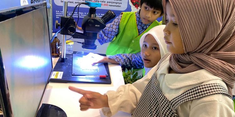 Berpartisipasi dalam Pameran Kementrian LHK, ECOTON Hadirkan Manusia Plastik