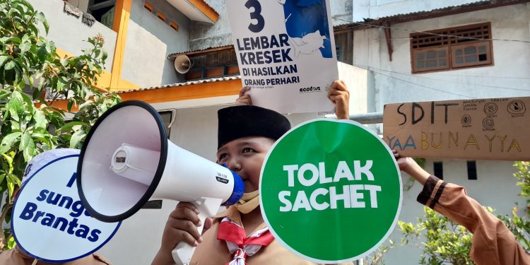 Siswa SDIT Yaa Bunayya Longmarch Tolak Plastik Sekali Pakai