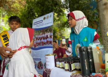 Adakan Pameran Eco Enzyme, Kader Lingkungan SD Muhammadiyah 1 Wringinanom Ajak Pilah dan Olah Sampah di Rumah
