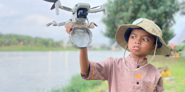 Terbangkan Domik, Detektif Sungai Temukan Mikroplastik di Langit Kediri
