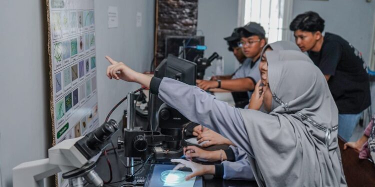 SMA Al-Muslim Sidoarjo Adopsi Sekolah Ekologis Belajar Seru Kenalkan Ekosistem Sungai Bersama Ecoton