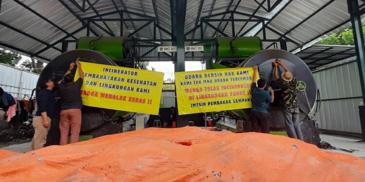 Sebabkan Pencemaran dan Masalah Kesehatan, Warga Depok Segel Tungku Bakar Sampah MilikPemerintah